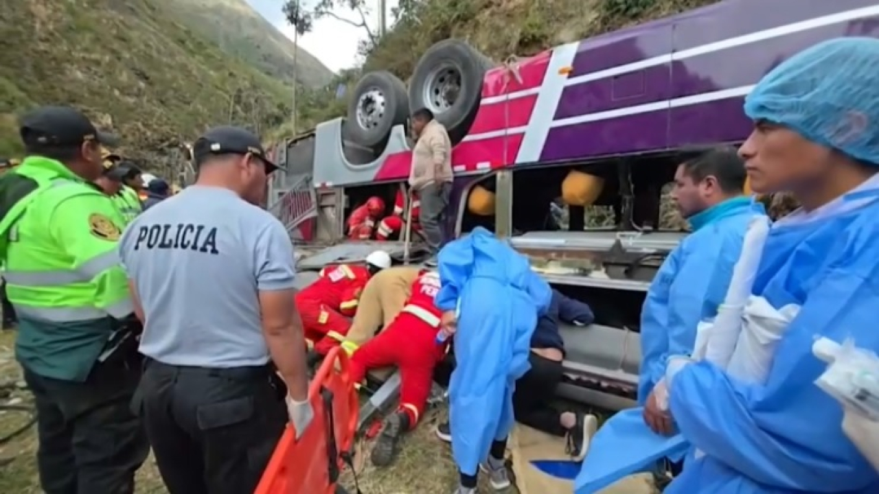 Двухэтажный пассажирский автобус упал с обрыва в Перу