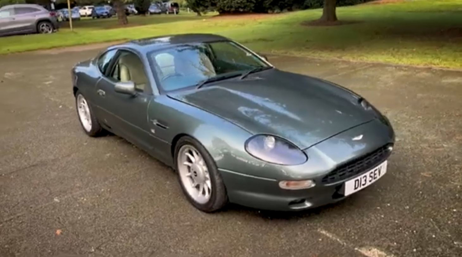 Британиялық әнші Элтон Джонның көлігі бәссаудаға қойылды