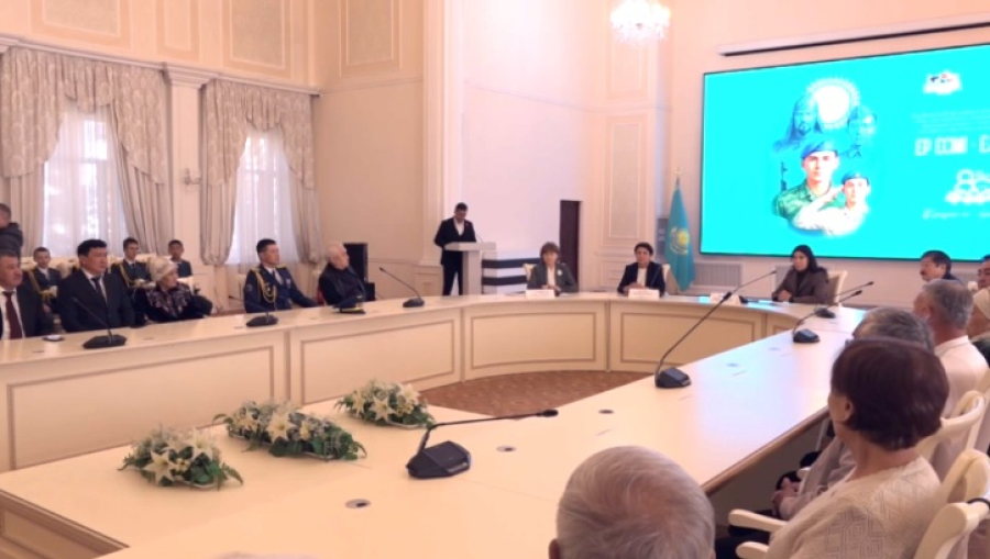 В Караганде потомкам погибших солдат передали землю с мест захоронений