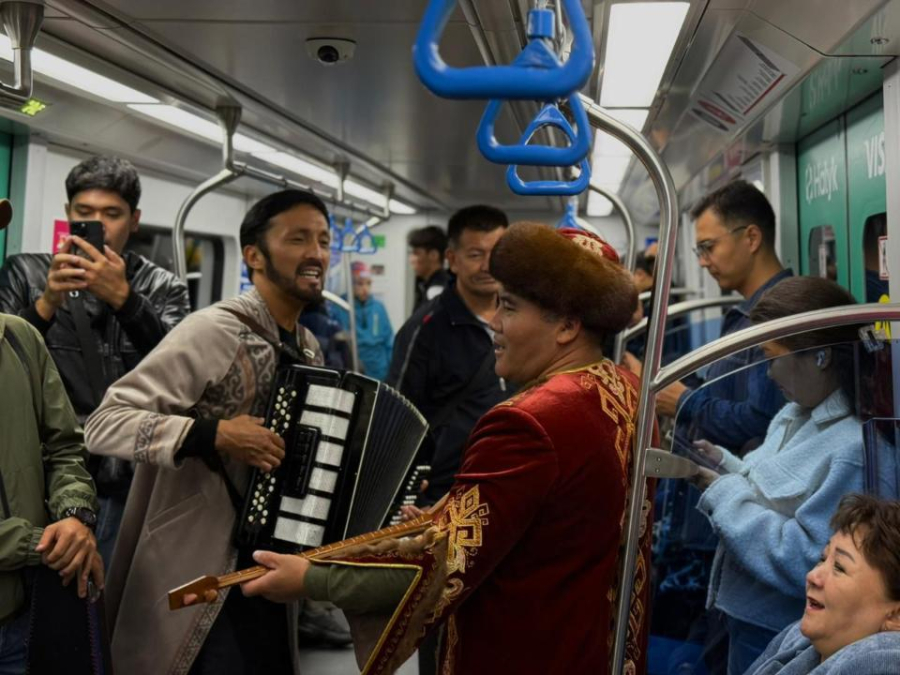 Необычный концерт в метро: артисты поздравляют алматинцев