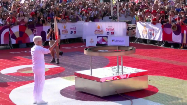 Олимпийский огонь прибыл в департамент Франции Сена и Марна