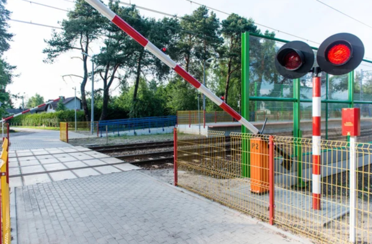 Два человека погибли при столкновении автобуса с грузовым поездом в России