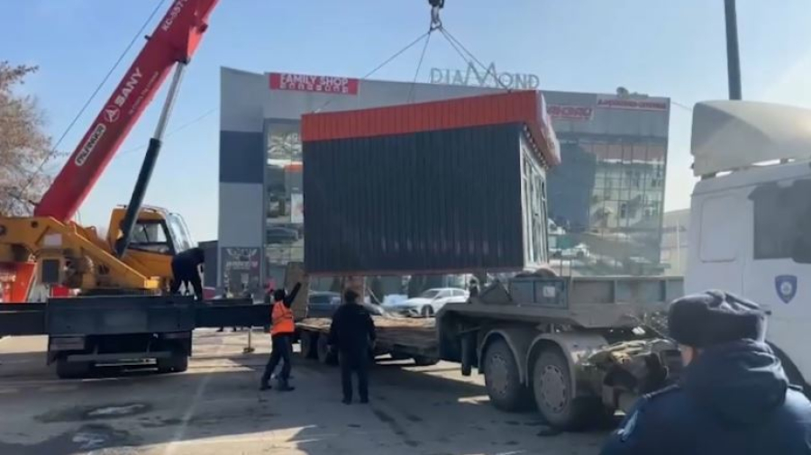 Незаконные торговые объекты сносят в Алматы