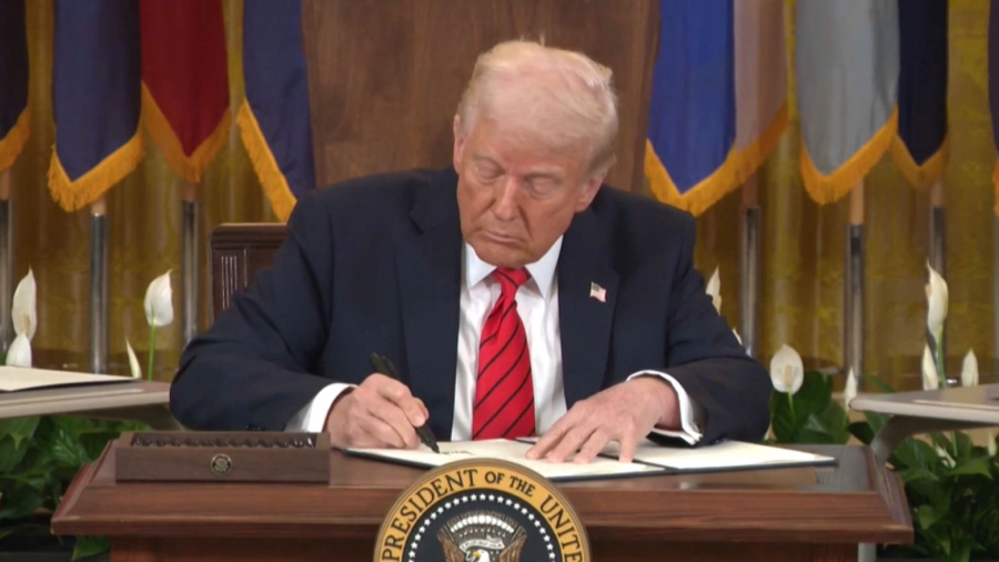 Д. Трамп Білім министрлігін тарату туралы жарлыққа қол қойды