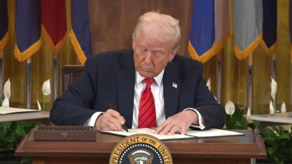 Д. Трамп Білім министрлігін тарату туралы жарлыққа қол қойды