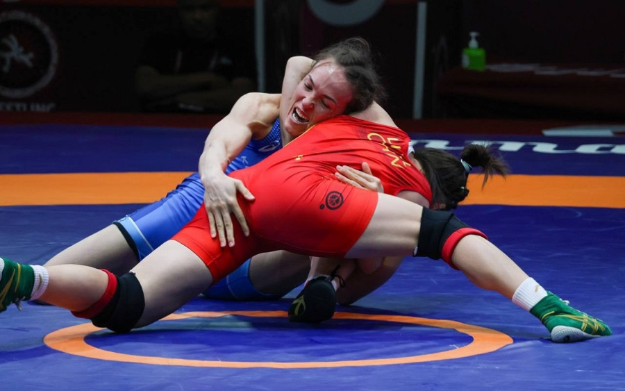Женская сборная Казахстана по борьбе осталась без медалей в первый день ЧА