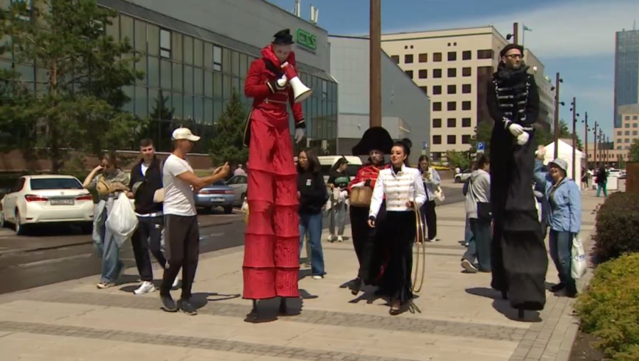 Астанада спектакльдер шеруі өтті