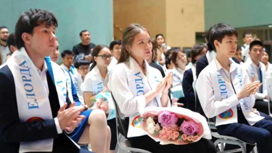 Одарённых учеников наградили в Астане