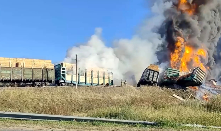 18 вагонов с бензином сошли с рельсов в России