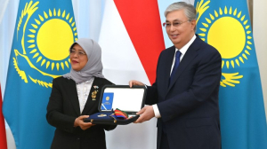 Глава государства наградил Президента Сингапура орденом «Достық» I степени