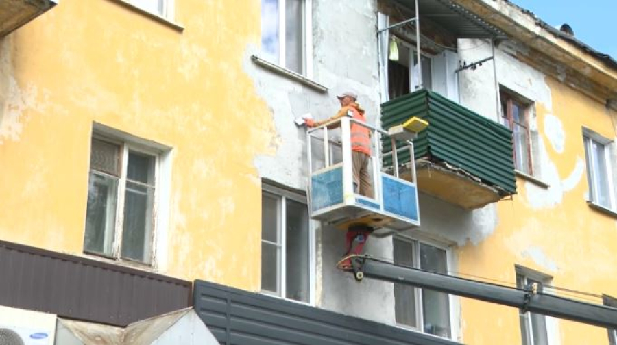 Фасады многоэтажных домов обновляют в Алтае