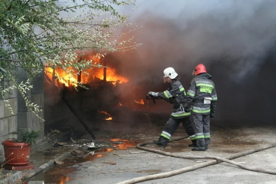 В Актобе спасатели предотвратили взрыв газового баллона при пожаре