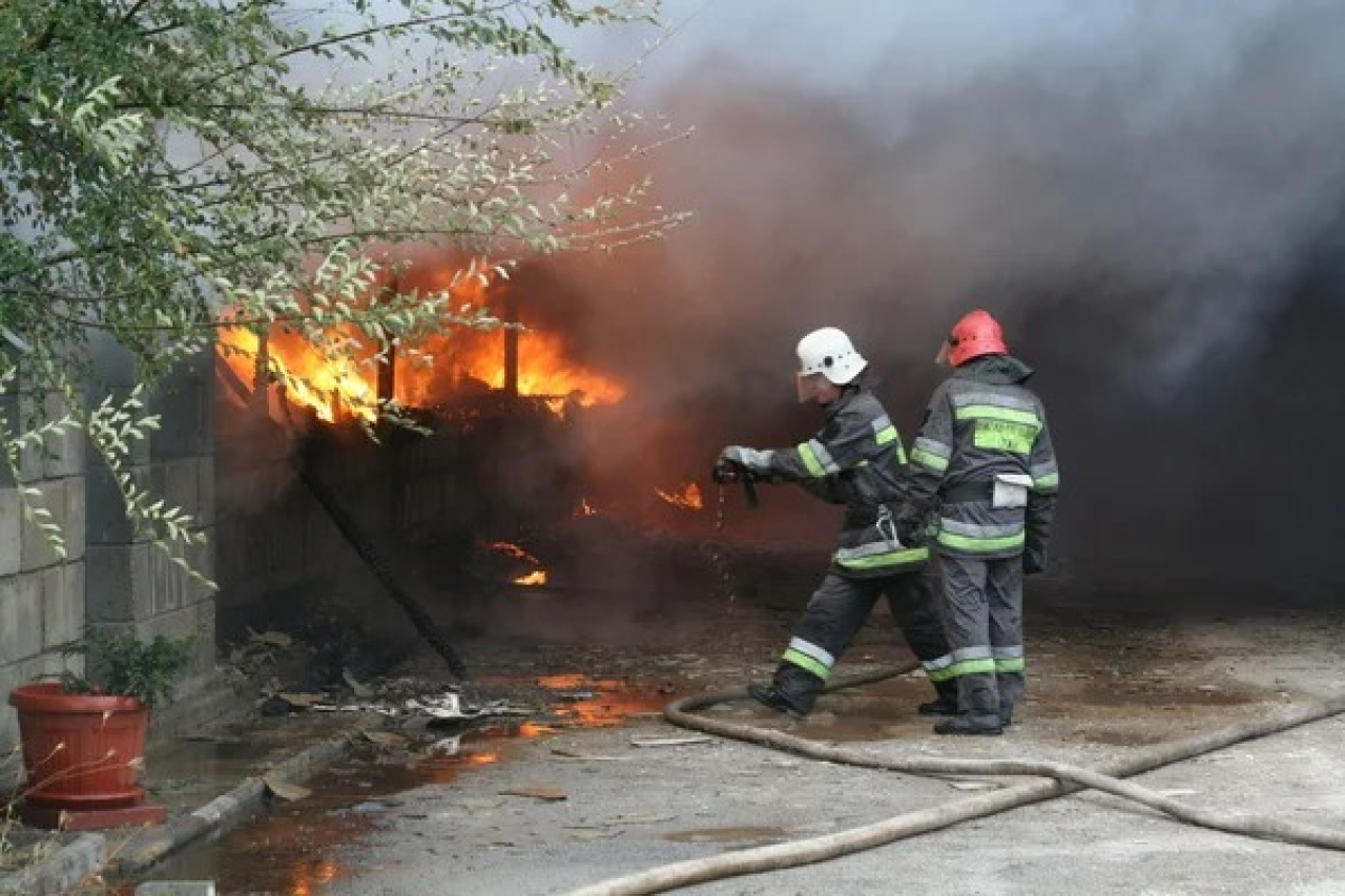 В Актобе спасатели предотвратили взрыв газового баллона при пожаре