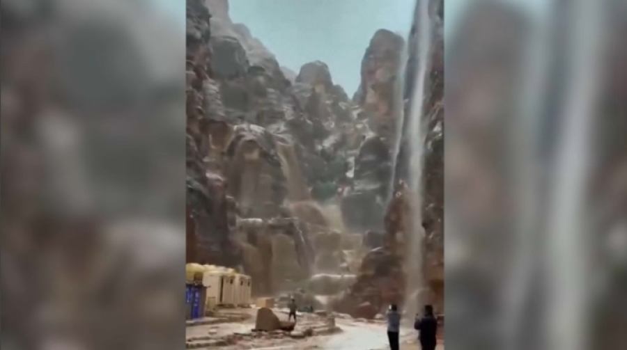 1800 туристов эвакуировали из-за наводнения в Иордании