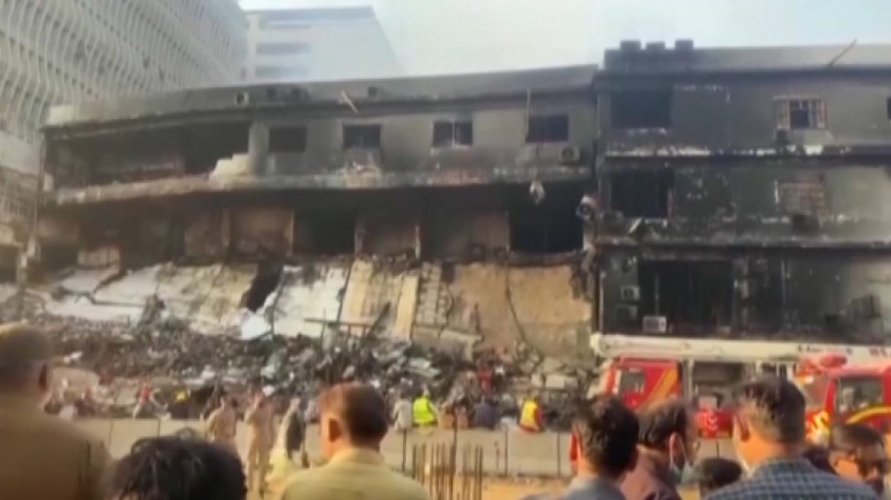 27 человек погибли в результате пожара в ТЦ в Пакистане