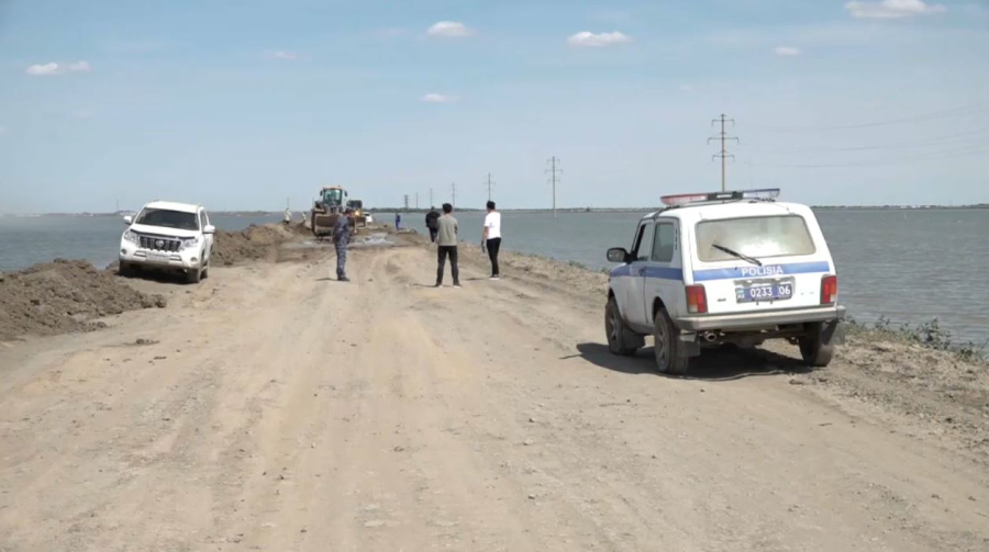 16 км защитного вала: бизнесмен в Атырау ждет оплату