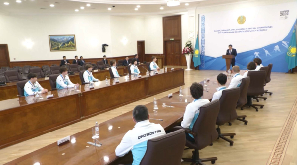 Премьер-министр жасөспірімдер Олимпиадасының жүлдегерлерімен кездесті