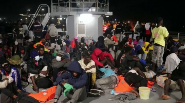 Сотни мигрантов прибывают на Канарские острова