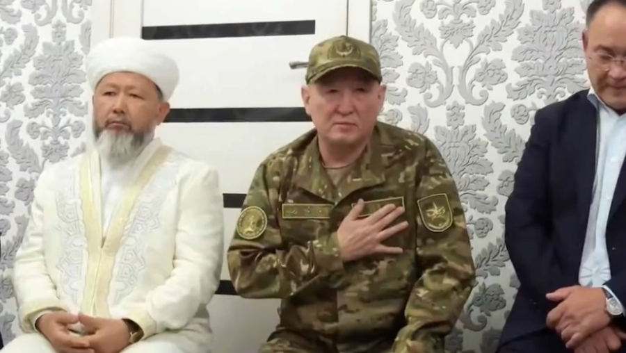 Министр обороны встретился с семьями погибших на Каспии военнослужащих