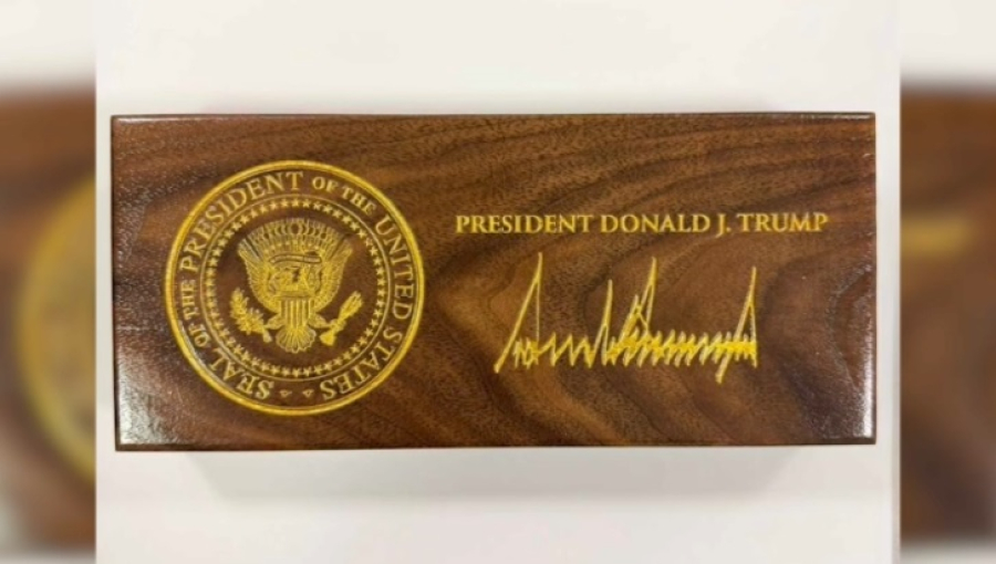 Трамп отправил подарки Токаеву