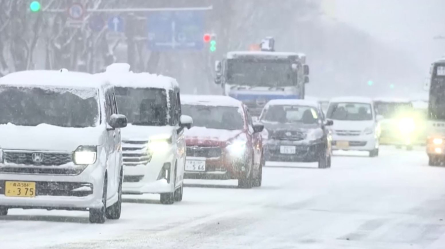 Жапонияда қалың қардан қатынас қиындады