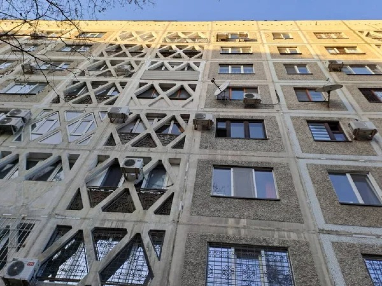 Алматыда зейнеткер бесінші қабаттан құлап көз жұмды