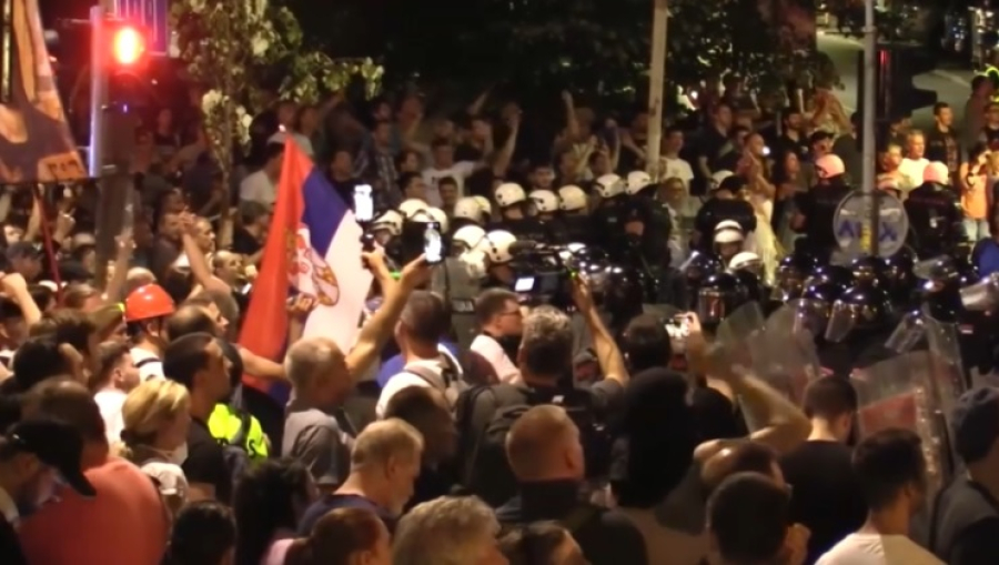 40 полицейских пострадали в ходе протестов в Сербии