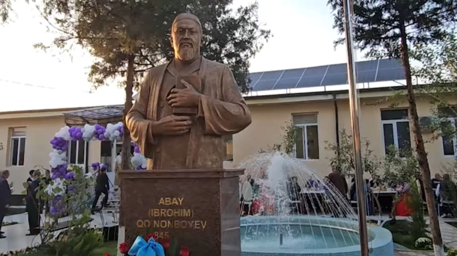 Бюст Абая Кунанбаева открыли в Ташкенте
