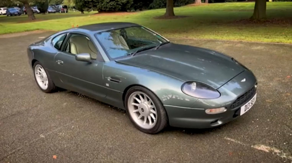 Автомобиль Элтона Джона выставили на торги