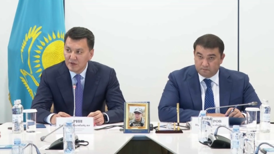 Госсоветник провел совещание по вопросам внутренней политики в Туркестане