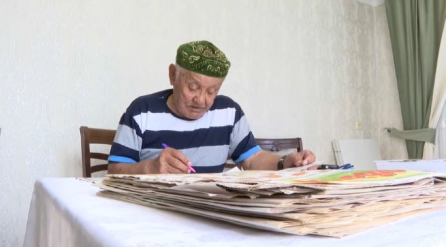 90 жаста көзілдіріксіз кітап оқып жүр