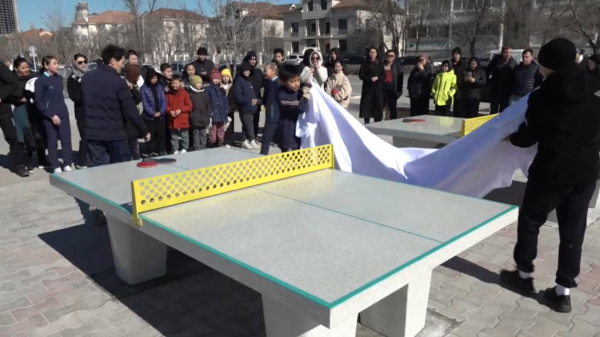 Столы для пинг-понга установили на берегу Каспия