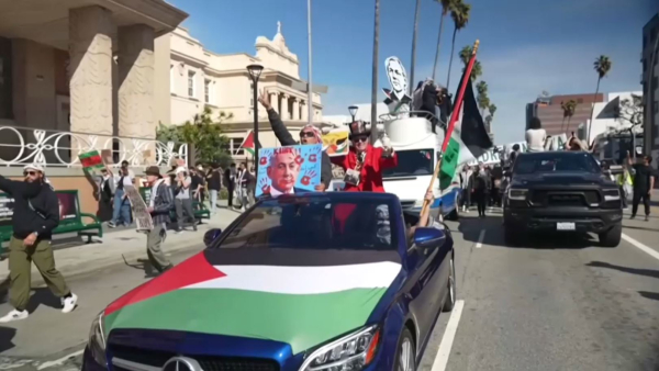 Лос-Анджелес көшелері Палестинаға жақтасқан шерушіге толды