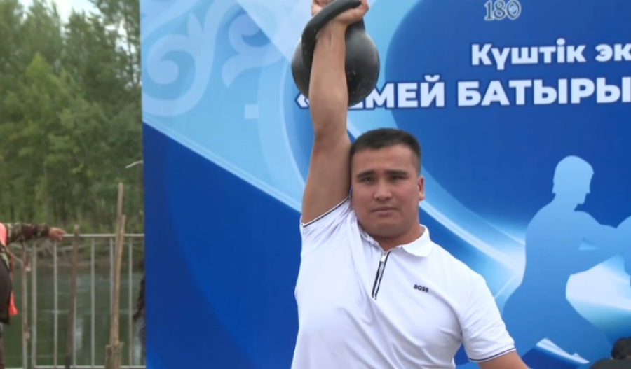 Казахстанские силачи состязались в Семее
