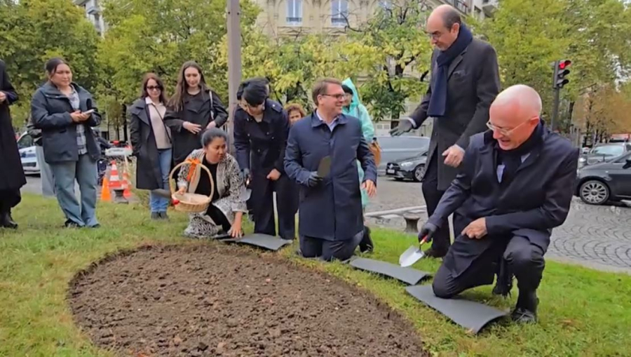 Парижде Шымкент қызғалдақтары отырғызылды