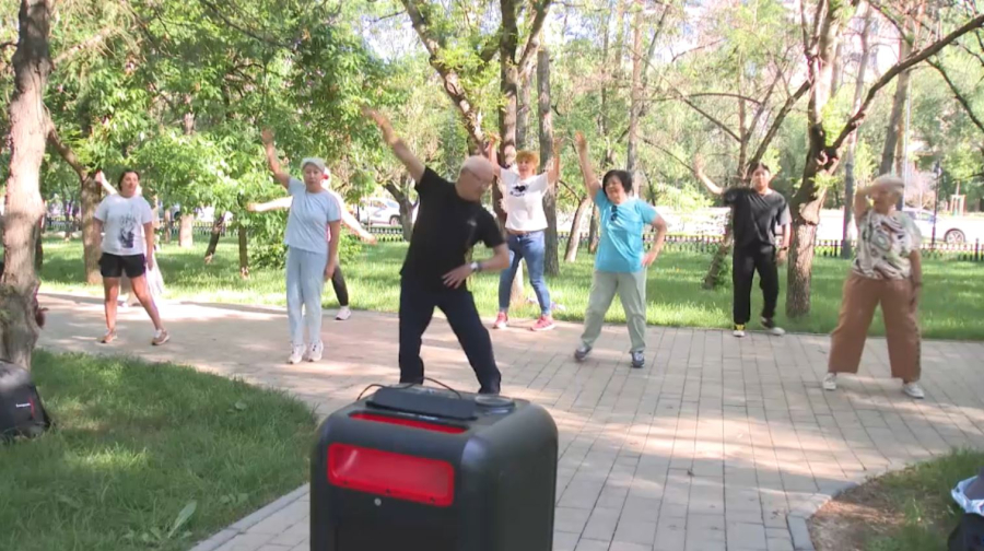 Артист балета ведёт уроки танцев под открытым небом в Алматы