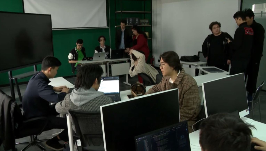 Жыл басынан бері 35 мыңға жуық студент ЖИ курстарын тегін оқыды