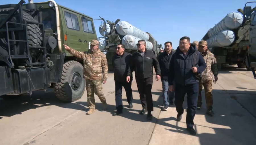 Депутаттар әскери парадтың дайындығымен танысты