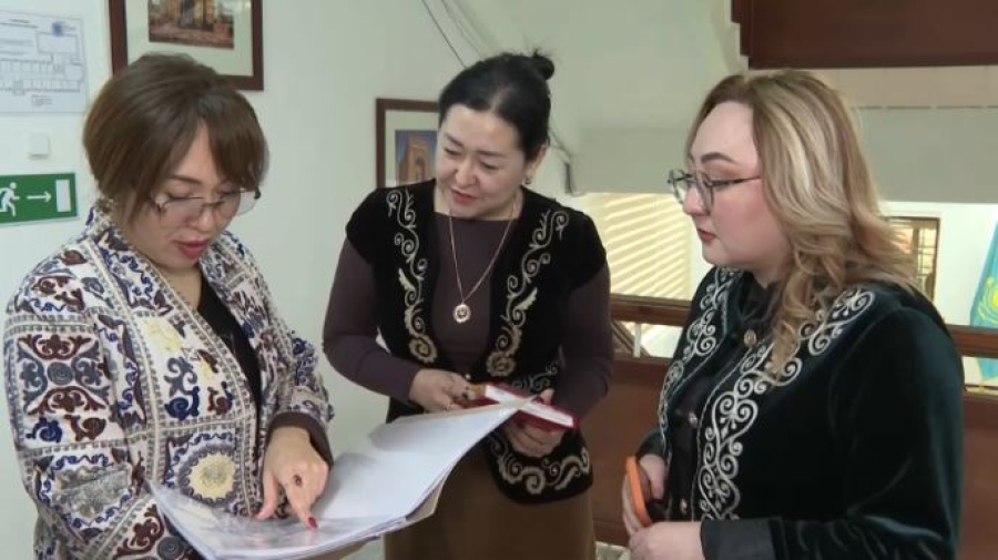 Камзолы и шапаны носят сотрудники Сатпаевского акимата