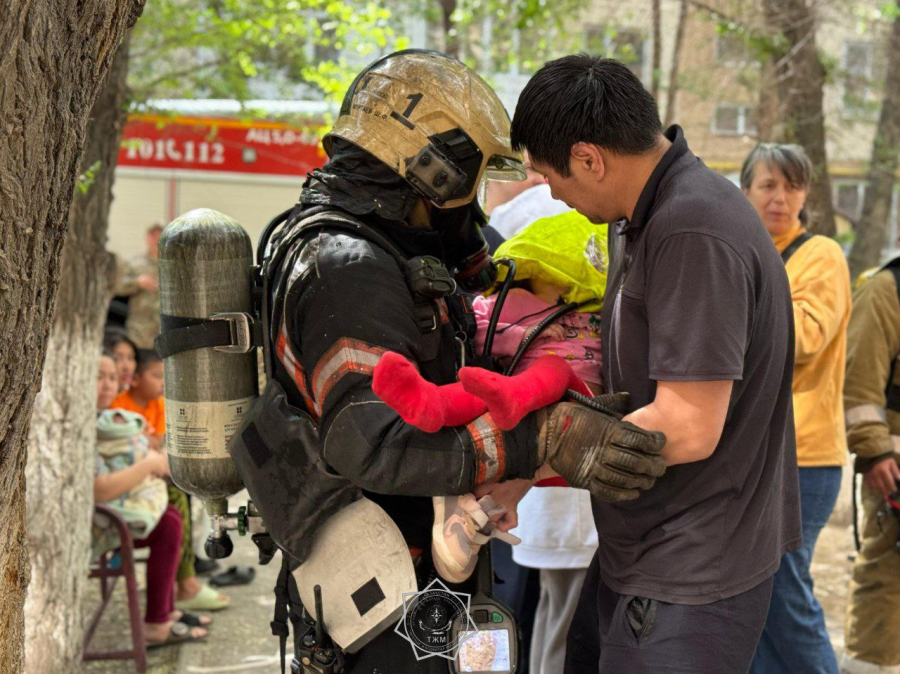 Из горящей пятиэтажки в Таразе спасли 22 человека