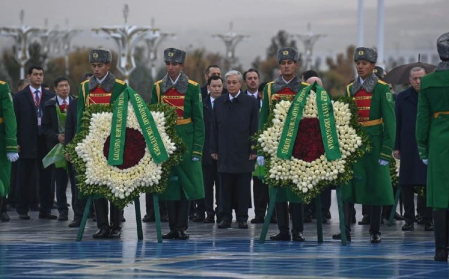 Мемлекет басшысы Бейтараптық монументіне гүл шоғын қойды