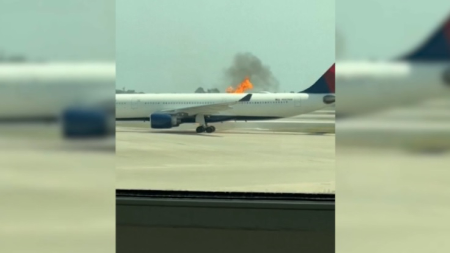 Самолет с 282 пассажирами загорелся перед вылетом в аэропорту США