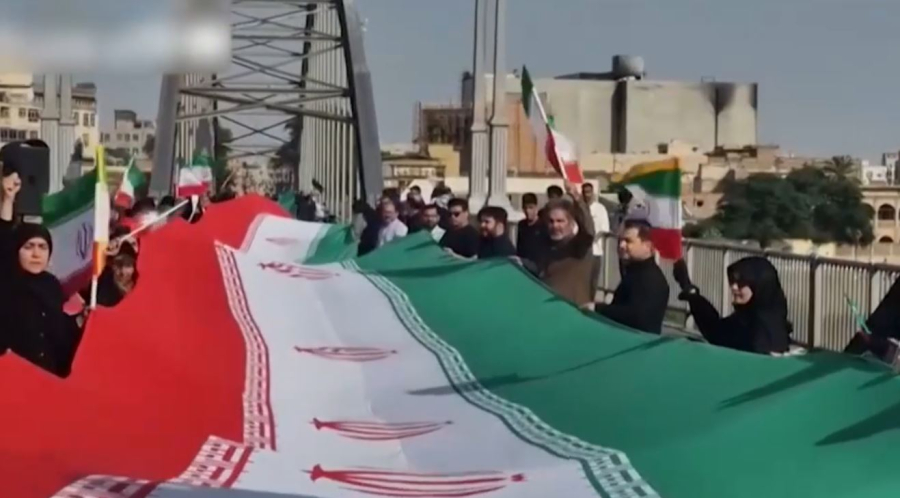 Иран халқы тірі қалқанға айналды