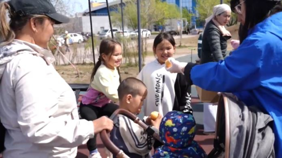 15 килограммов баурсаков раздали ко Дню единства народа в Астане