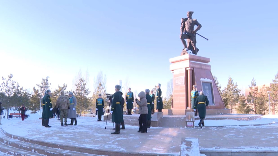 Елорда жастары Б. Момышұлы ескерткішіне гүл шоқтарын қойды