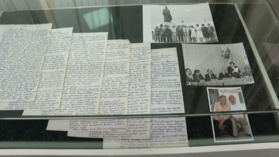 Рукописи Шерхана Муртазы передали в Нацархив