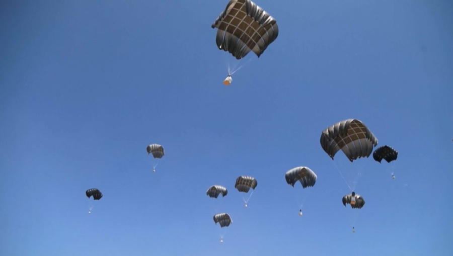 Франция Газаға әуеден гуманитарлық көмек тастады