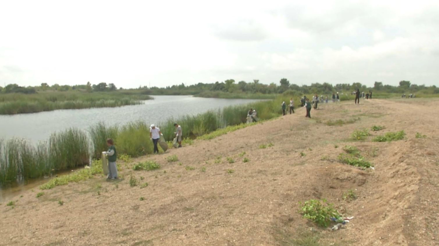 Қарағанды облысында еріктілер өзен жағалауын қоқыстан тазалады