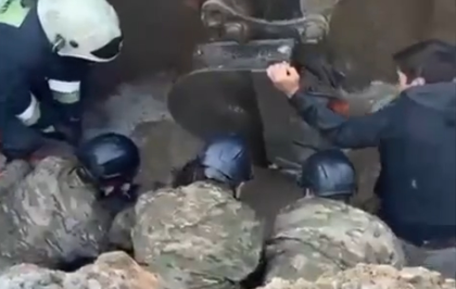 Рабочего засыпало грунтом в Караганде