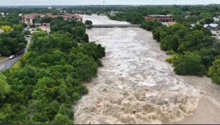 Число жертв наводнения в Техасе превысило 100 человек